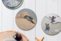 Straw hat, sun glasses and seashells on a white wooden background. top view summer holiday concept with copy space