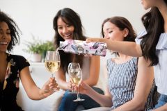 Ladies-pouring-wine_Primavera